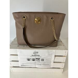 MICHAEL KORS, LARGE TAUPE PEBBLED LEATHER SHOULDER BAG